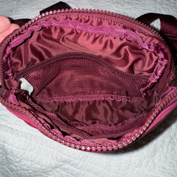 Lululemon Everywhere Belt Bag *1L
Cassis - Picture 9 of 10